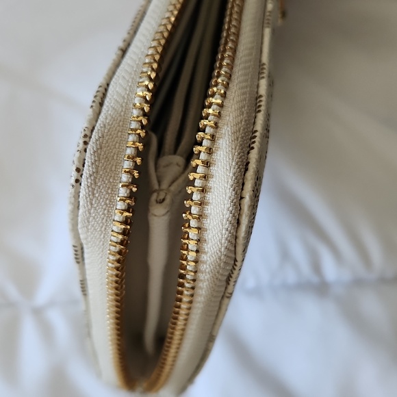 Michael kors White zip closure long wallet - Picture 7 of 8